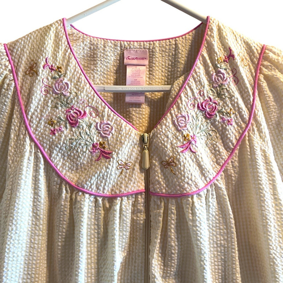 Vintage Style Seersucker Small Zip Robe Housecoat Floral Embroidery Yellow Pink - Picture 2 of 9